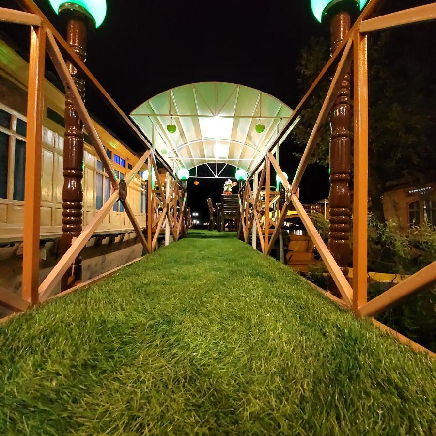 Tashkand Houseboat Srīnagar المظهر الخارجي الصورة